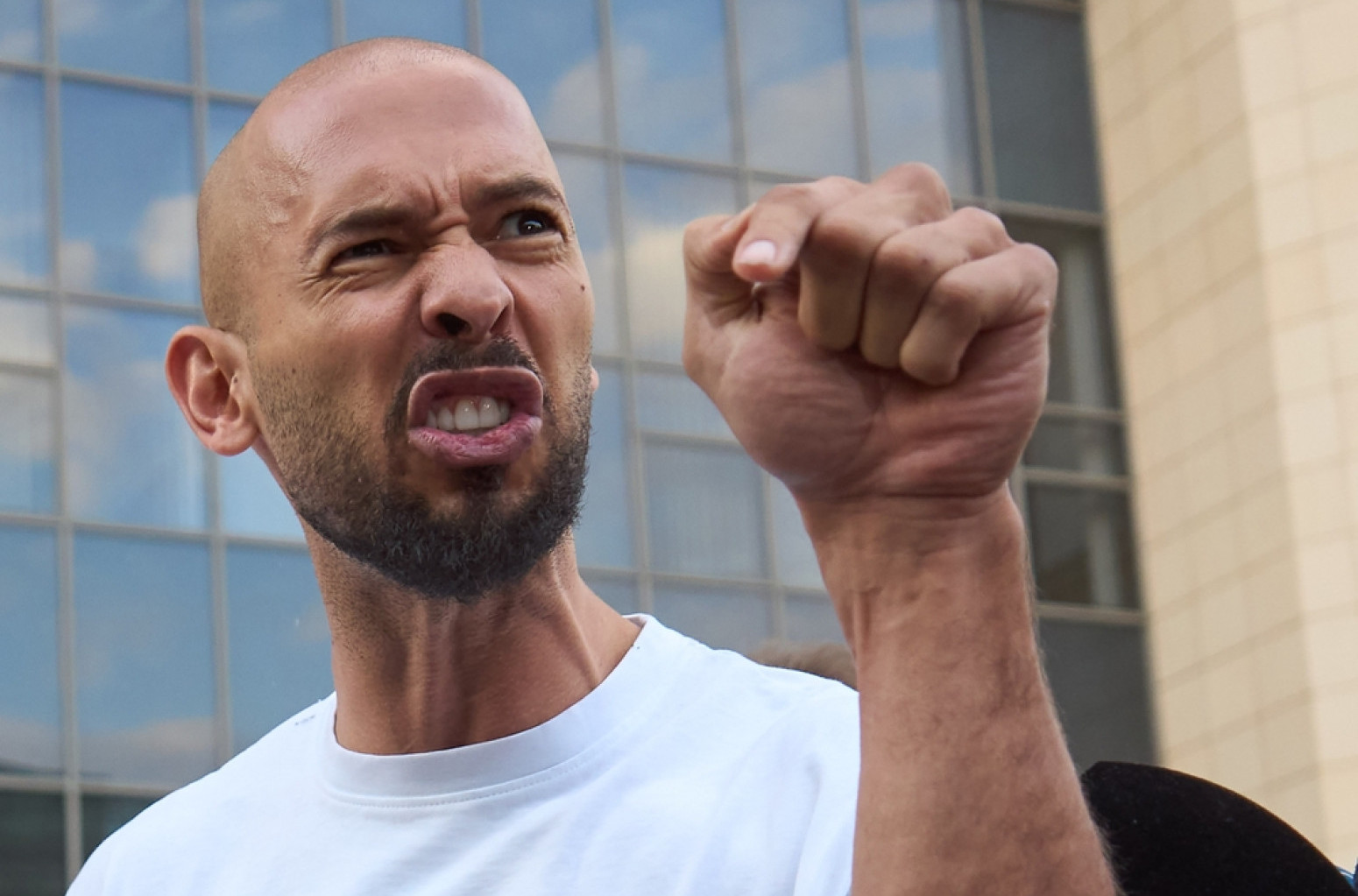 Novi problemi za ozloglašenog influensera: Tejt kažnjen u Ruminiji FOTO