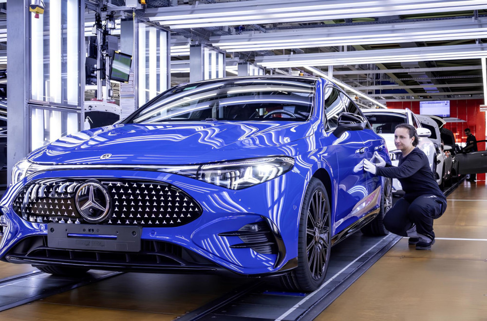 Mercedes farba automobile uz pomoć veštačke inteligencije FOTO