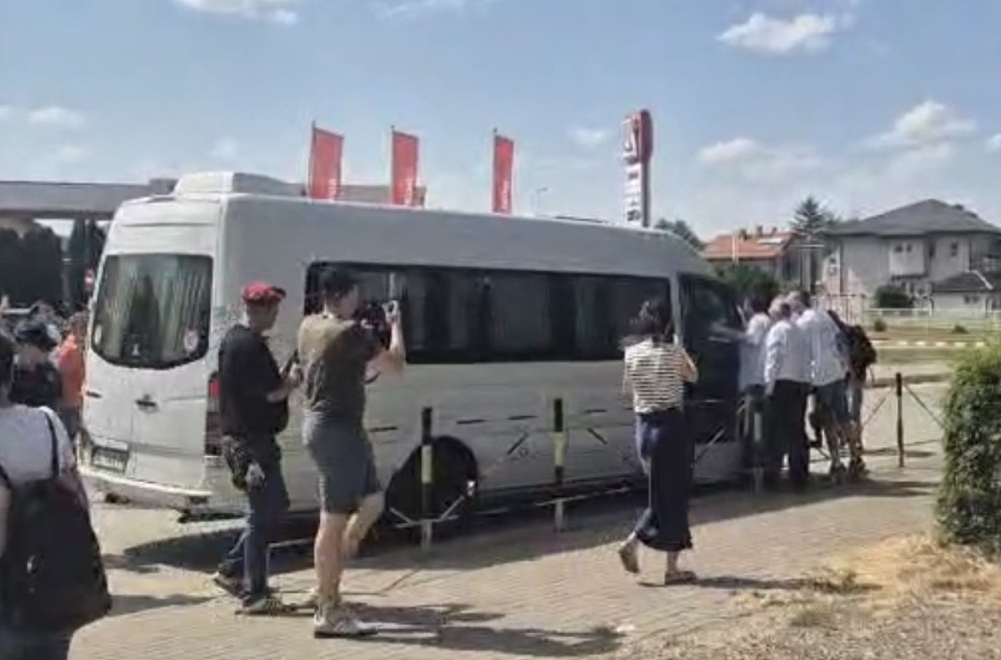 Nasilje ne prestaje: U Zaječaru napadnut kombi sa radnicima VIDEO